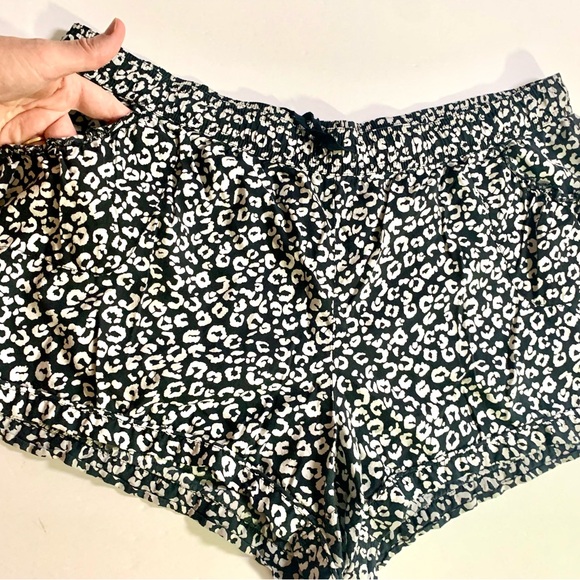 Victoria Secret Black & White Animal Print Sleep Short - XL - Picture 2 of 3